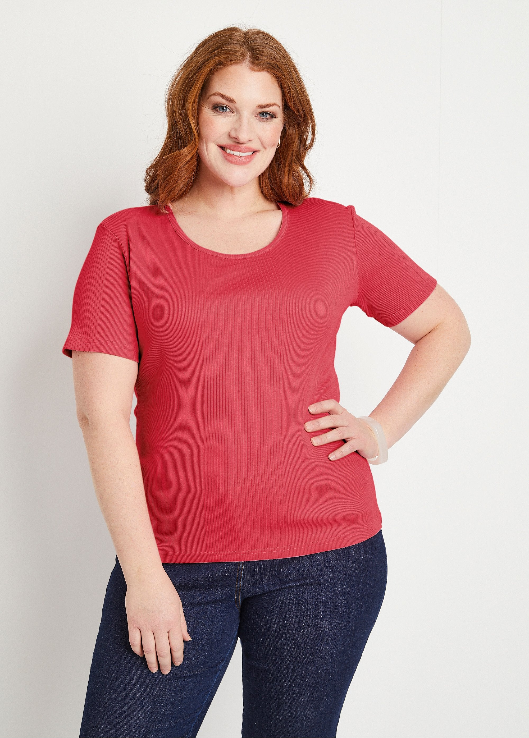 Camiseta_corta_de_punto_canalé_con_cuello_redondo_guinda_FA1_curvy