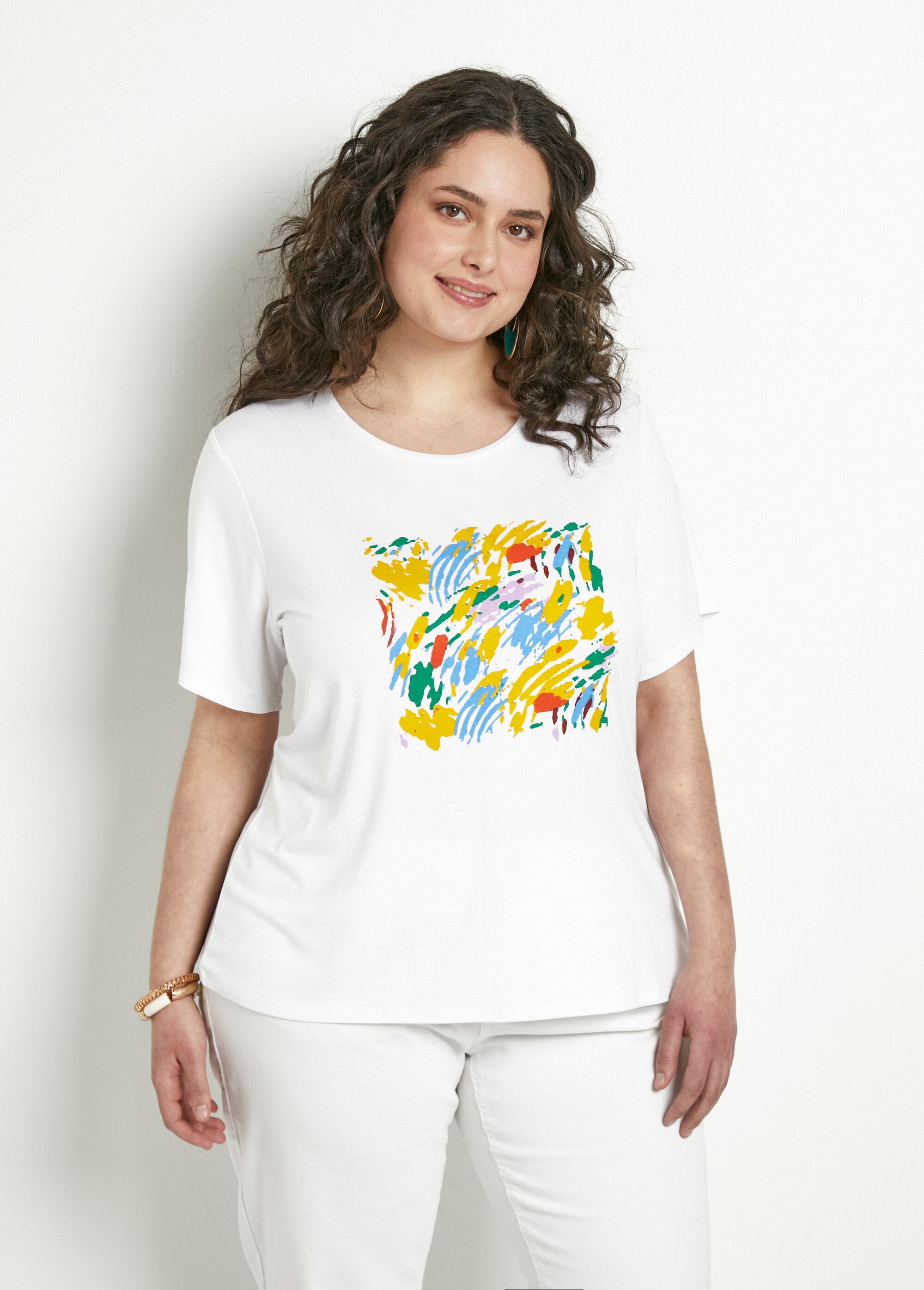 Camiseta_corta_blanca_con_estampado_de_manga_corta._Fondo_blanco_FA1_curvy