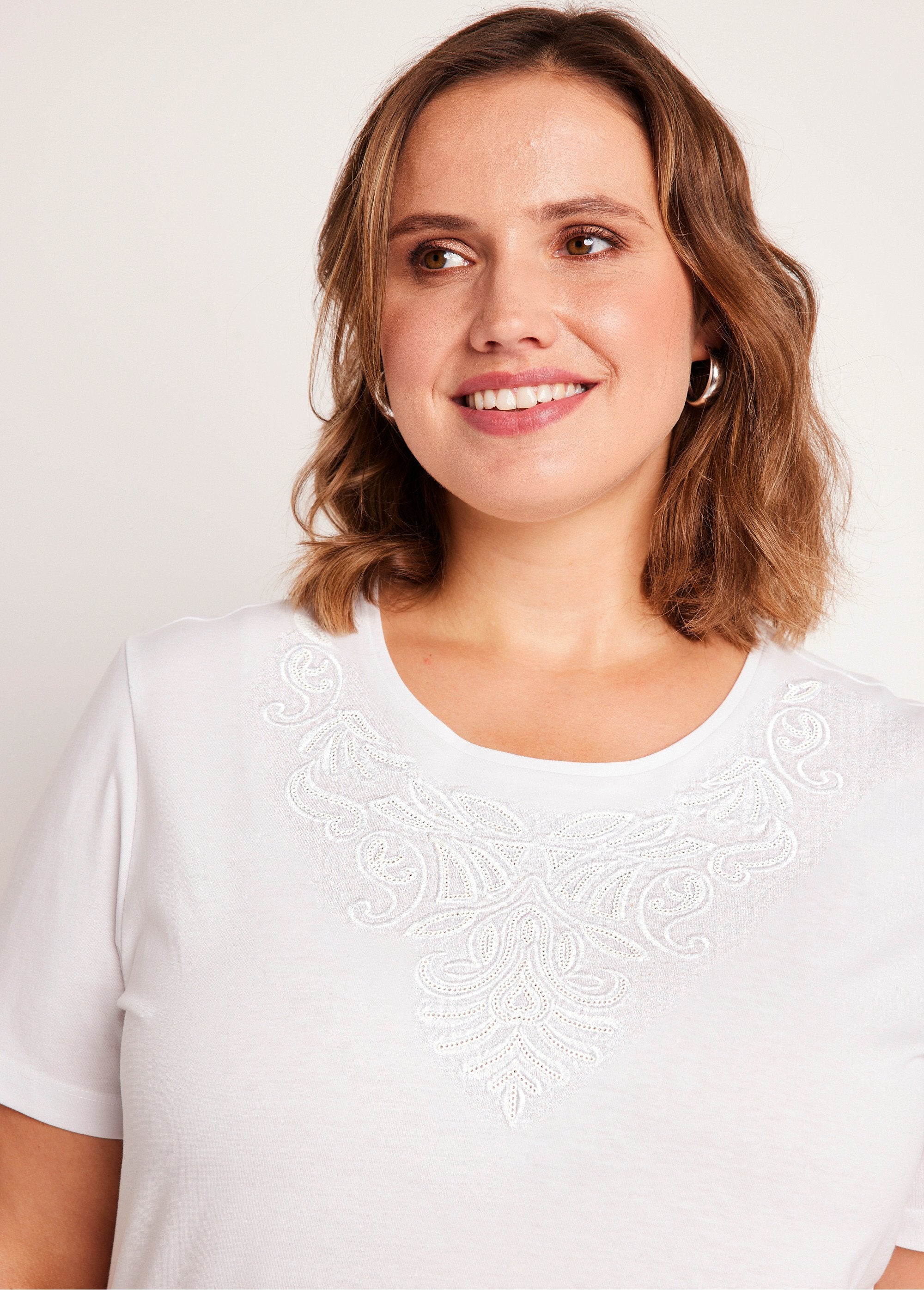 Camiseta_cropped_bordada_de_manga_corta_Blanco,_Blanca_DE1_curvy