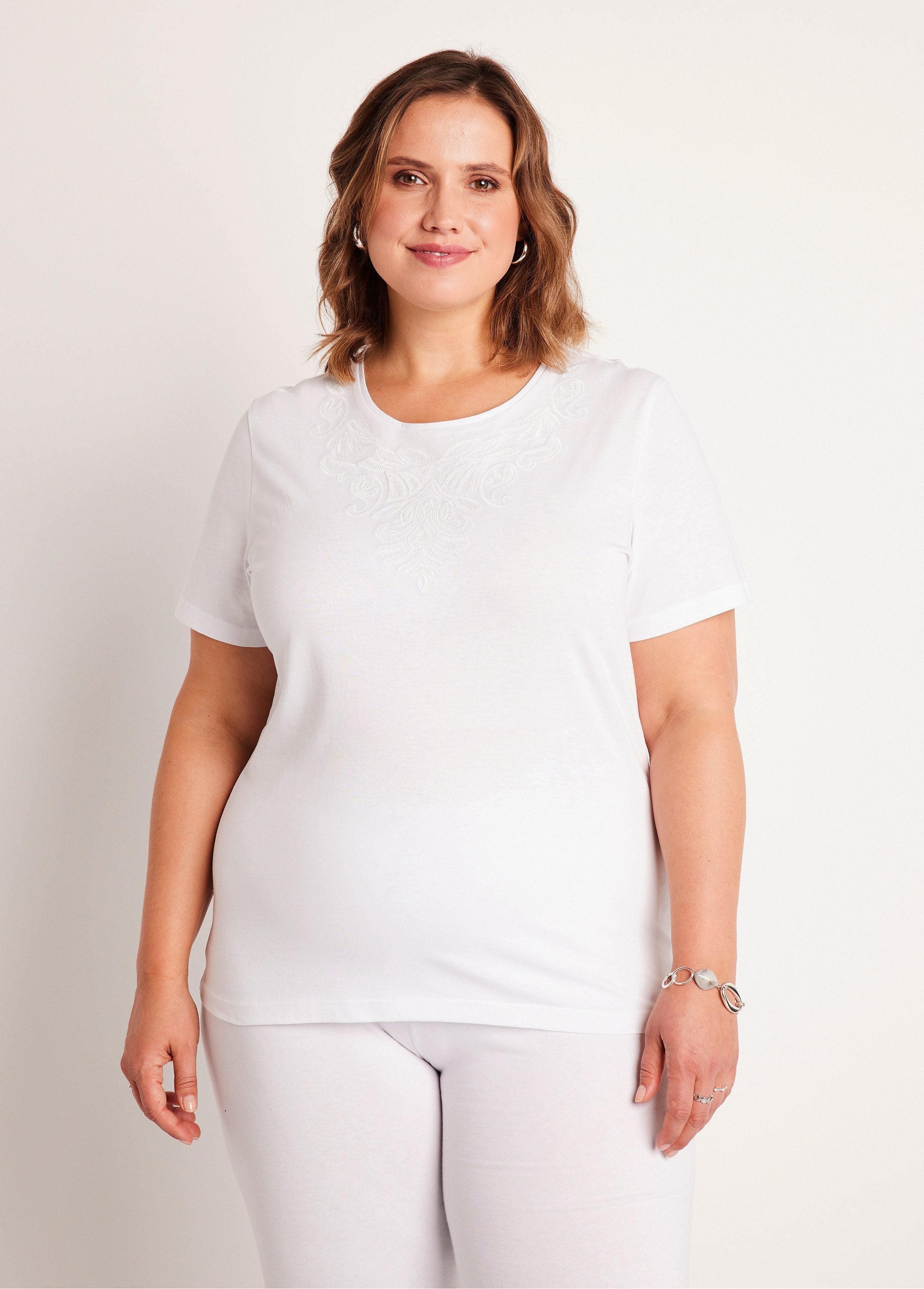 Camiseta_cropped_bordada_de_manga_corta_Blanco,_Blanca_FA1_curvy