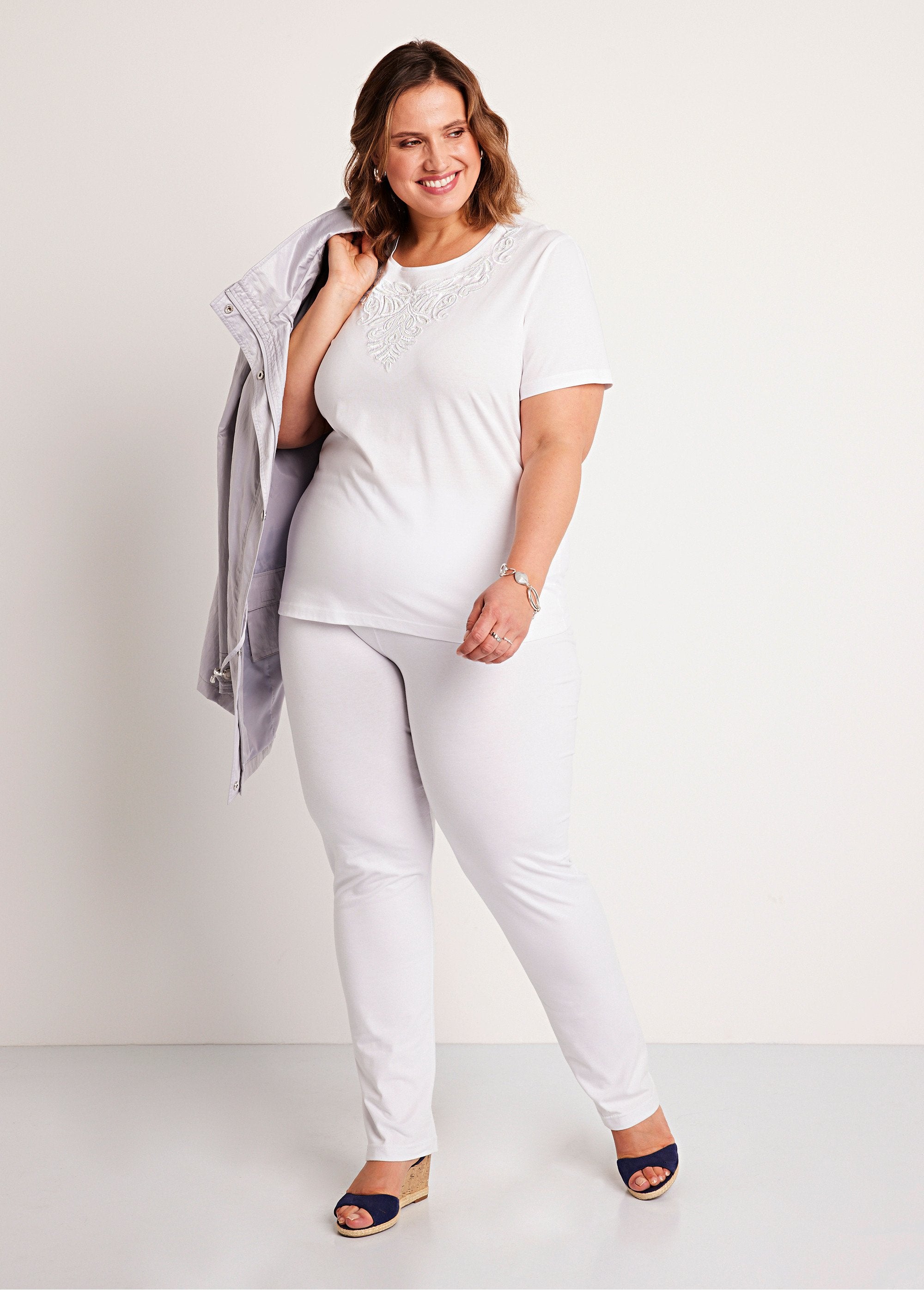 Camiseta_cropped_bordada_de_manga_corta_Blanco,_Blanca_SF1_curvy