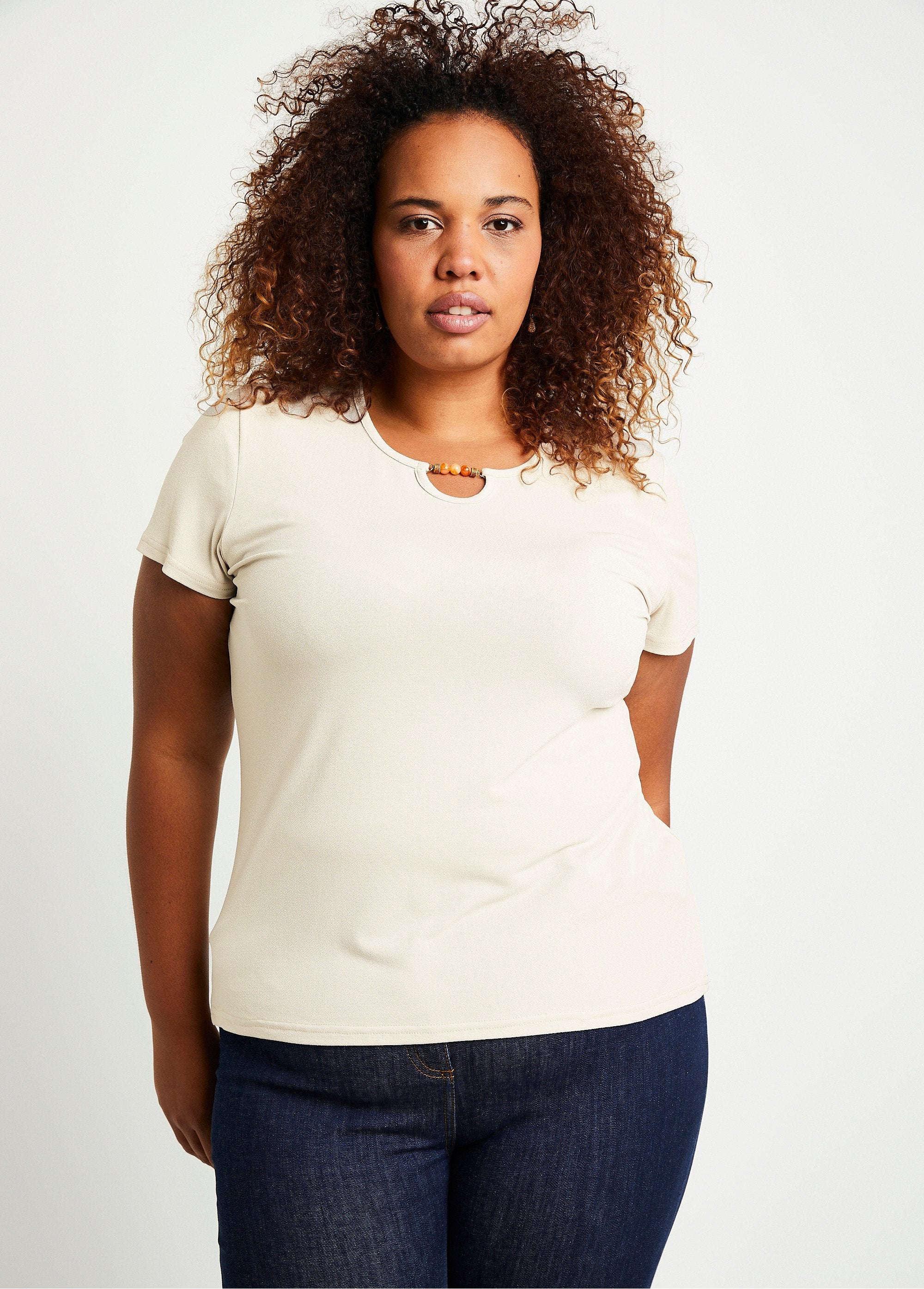 Camiseta_corta_pedrería_cuello_redondo_beige_liso_FA1_curvy