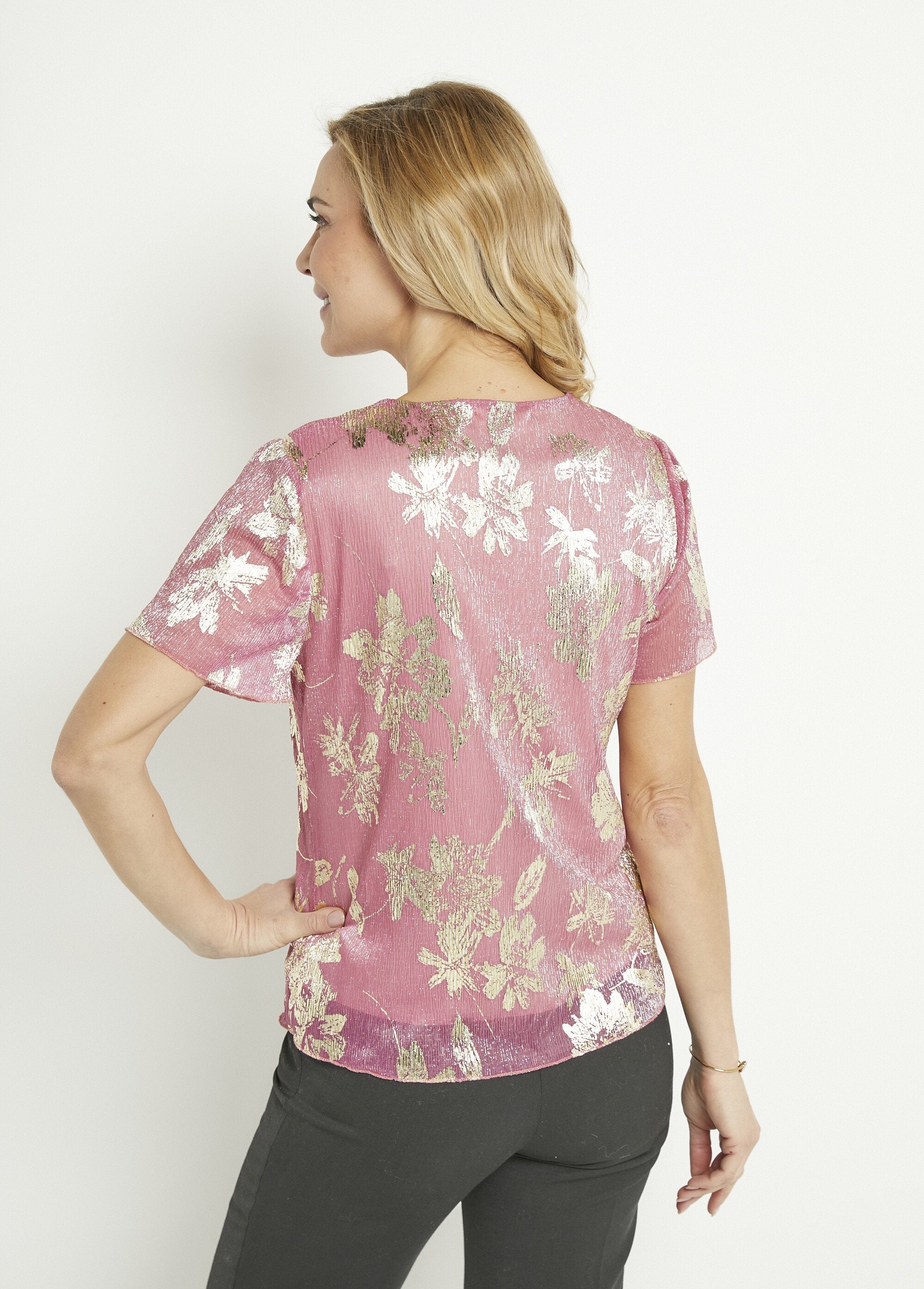 Camiseta_corta_con_estampado_de_follaje_dorado_Rosa_DO1_slim