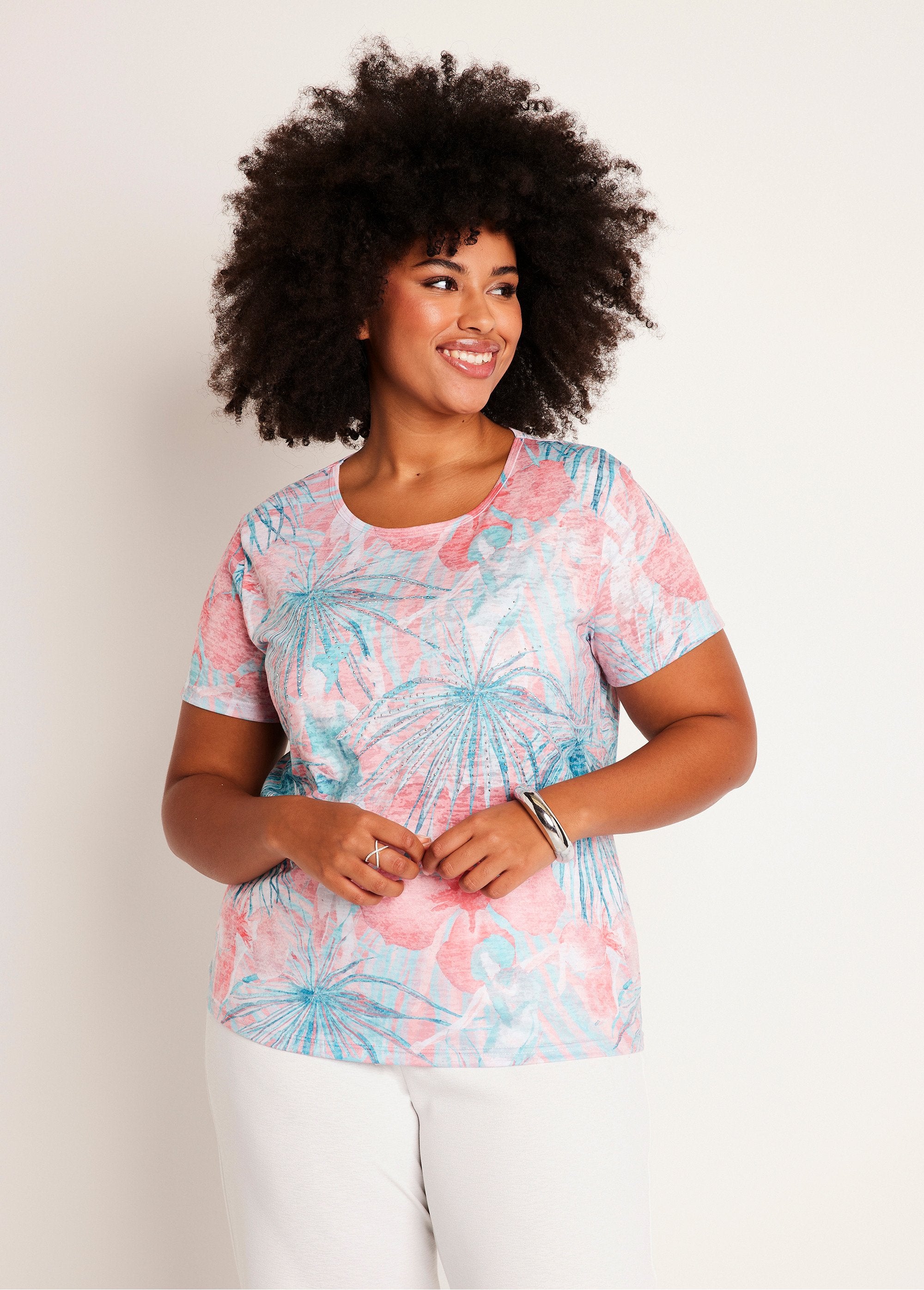 Camiseta_corta_con_estampado_y_pedrería_cuello_redondo_aguamarina_y_rosa_FA1_curvy