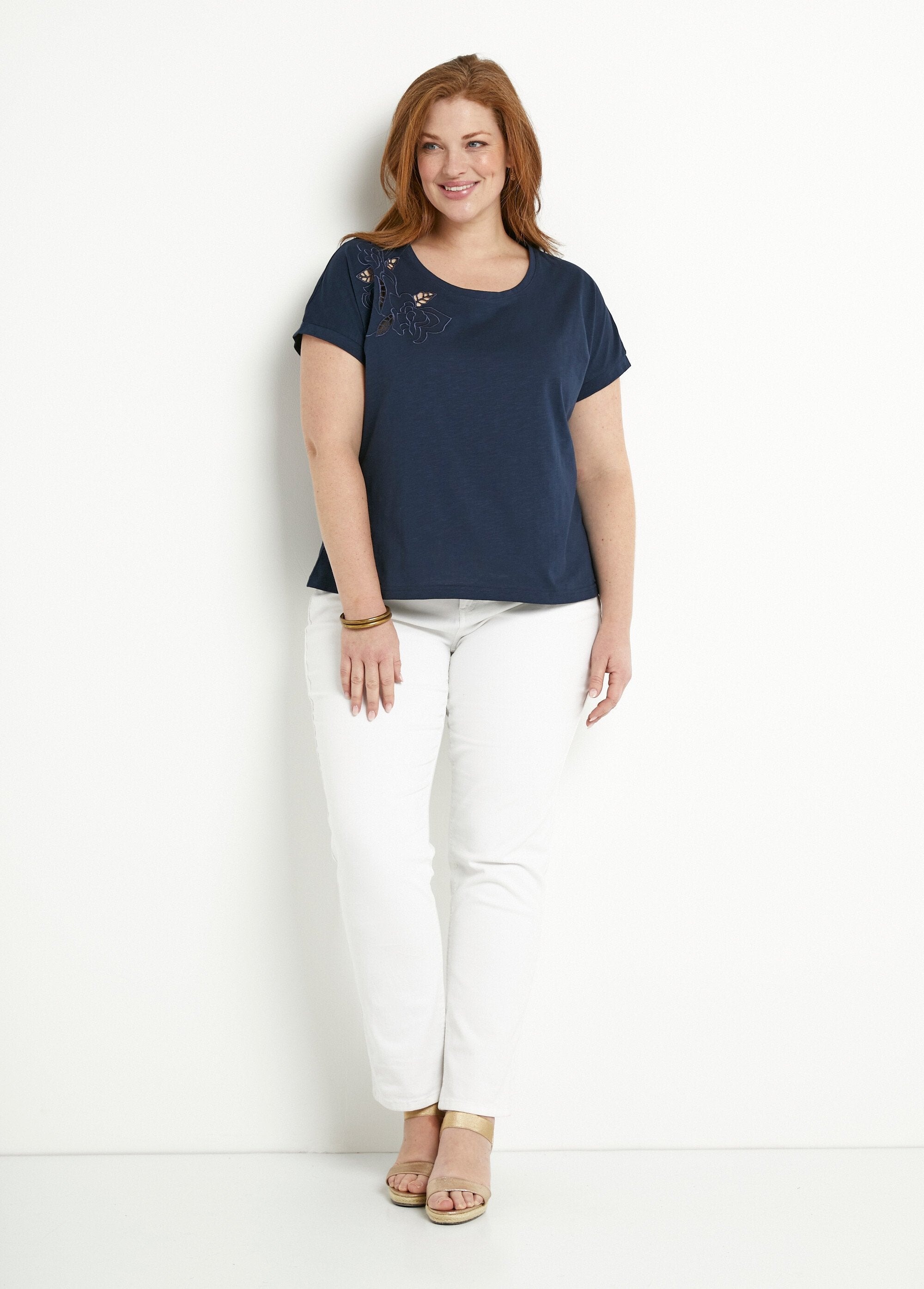 Camiseta_lisa_de_manga_corta_con_bordado_calado_Marina_SF1_curvy