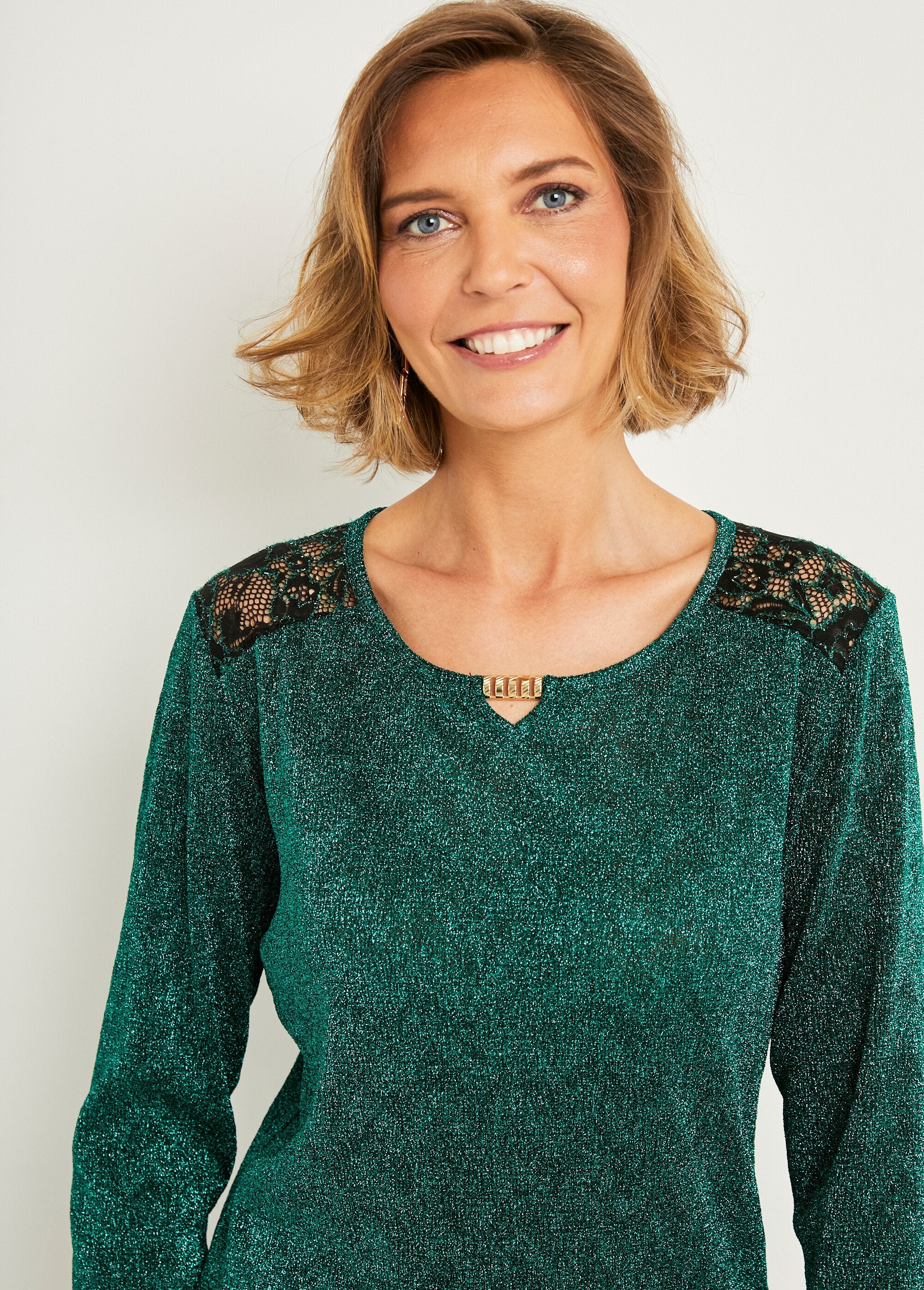 Camiseta_joya_de_encaje_liso_y_cuello_redondo_Verde_DE1_slim