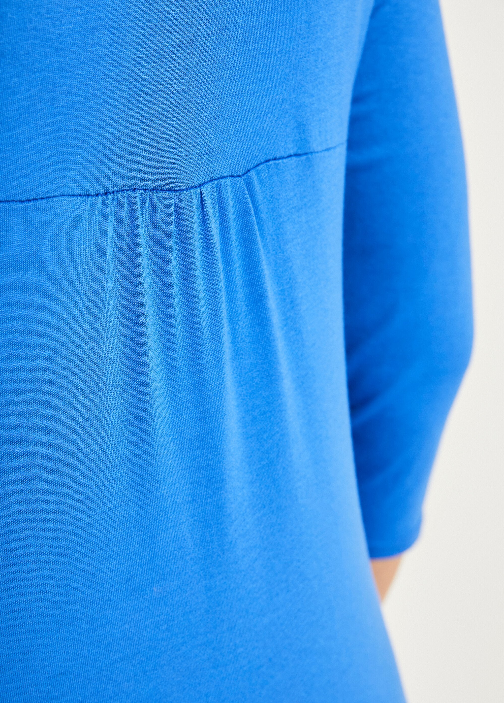 Camiseta_corta_lisa_con_cuello_en_V_Azul_DE3_slim