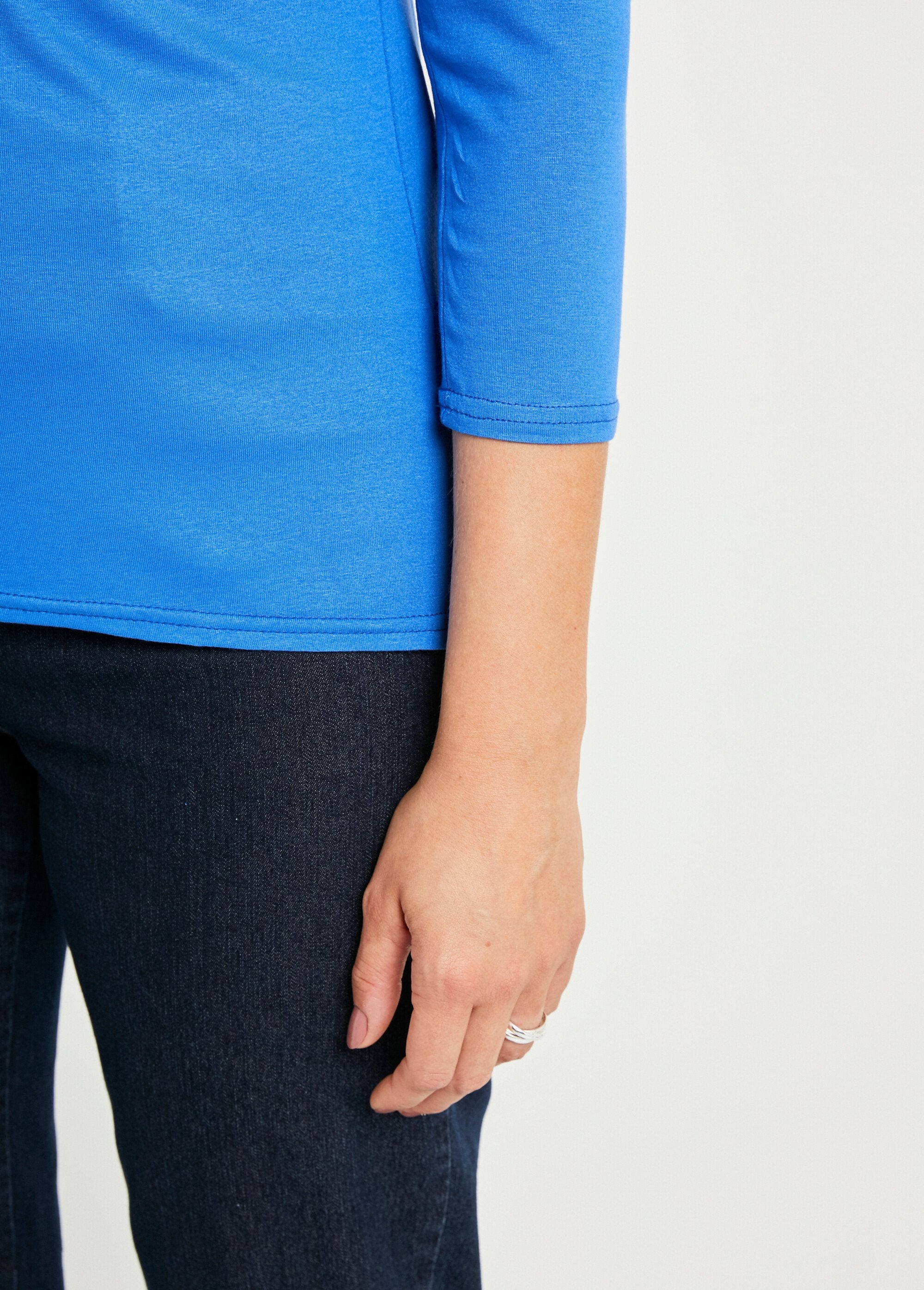 Camiseta_corta_lisa_con_cuello_en_V_Azul_DE4_slim