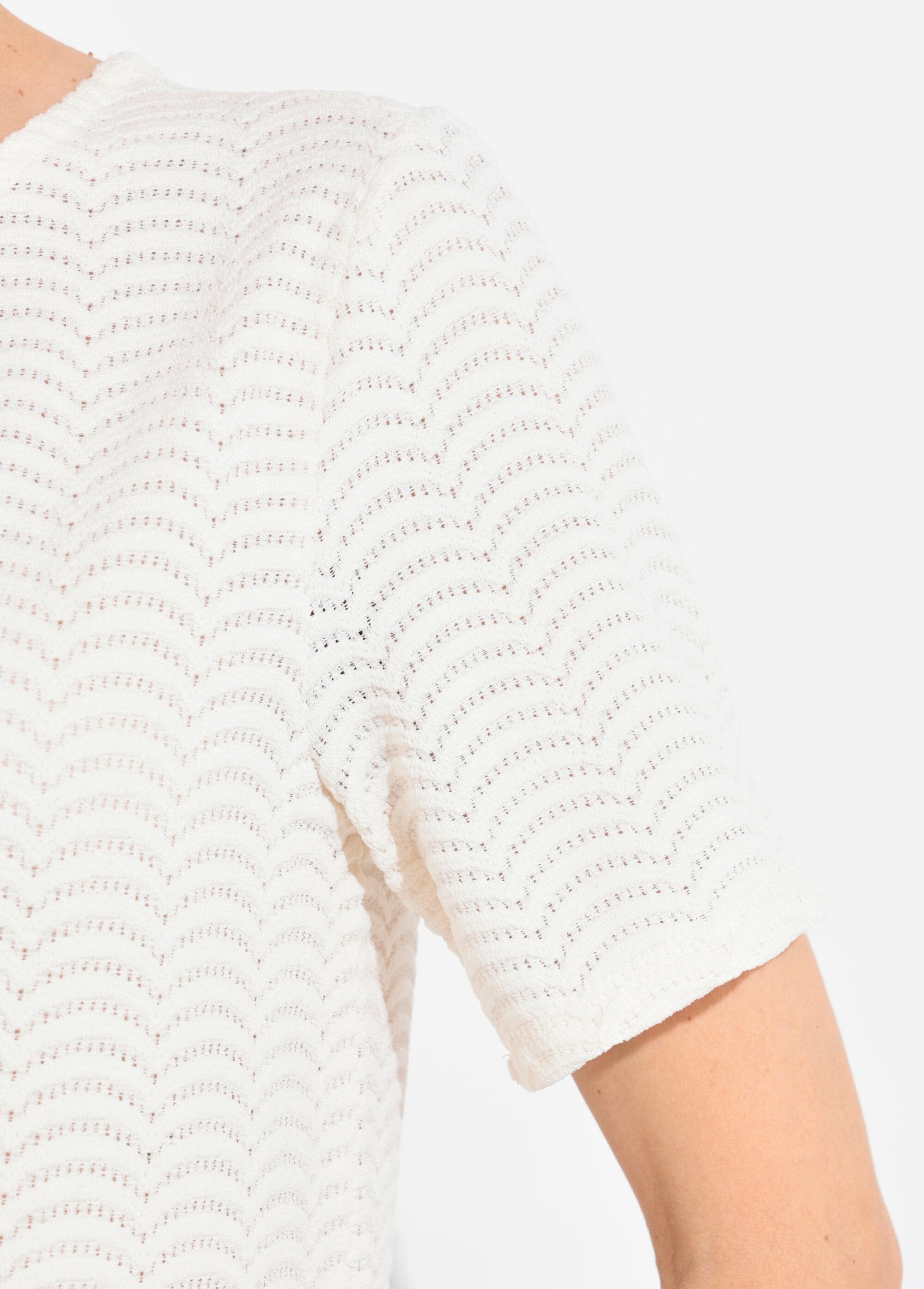 Camiseta_de_malla_con_estampado_de_escamas_en_relieve_Beige_DE3_slim
