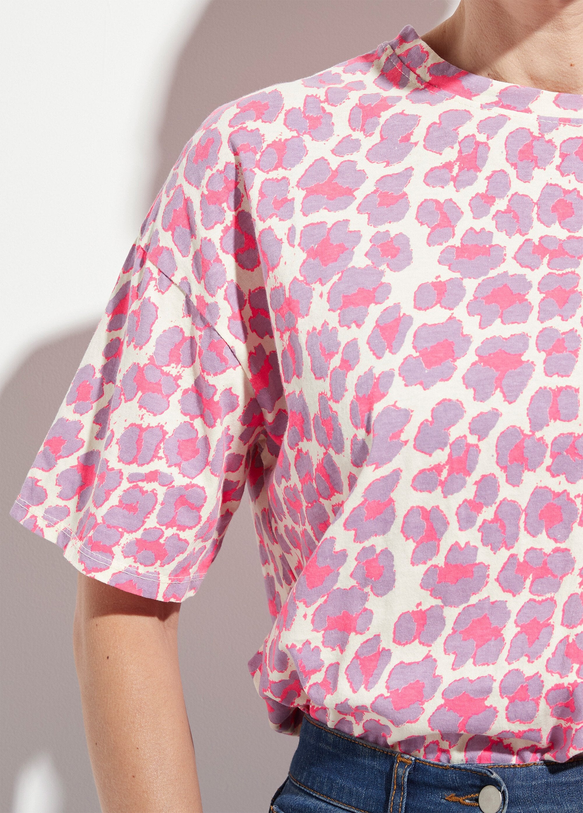 Camiseta_de_manga_corta_con_estampado_de_leopardo_neón_morado_y_rosa_DE1_slim