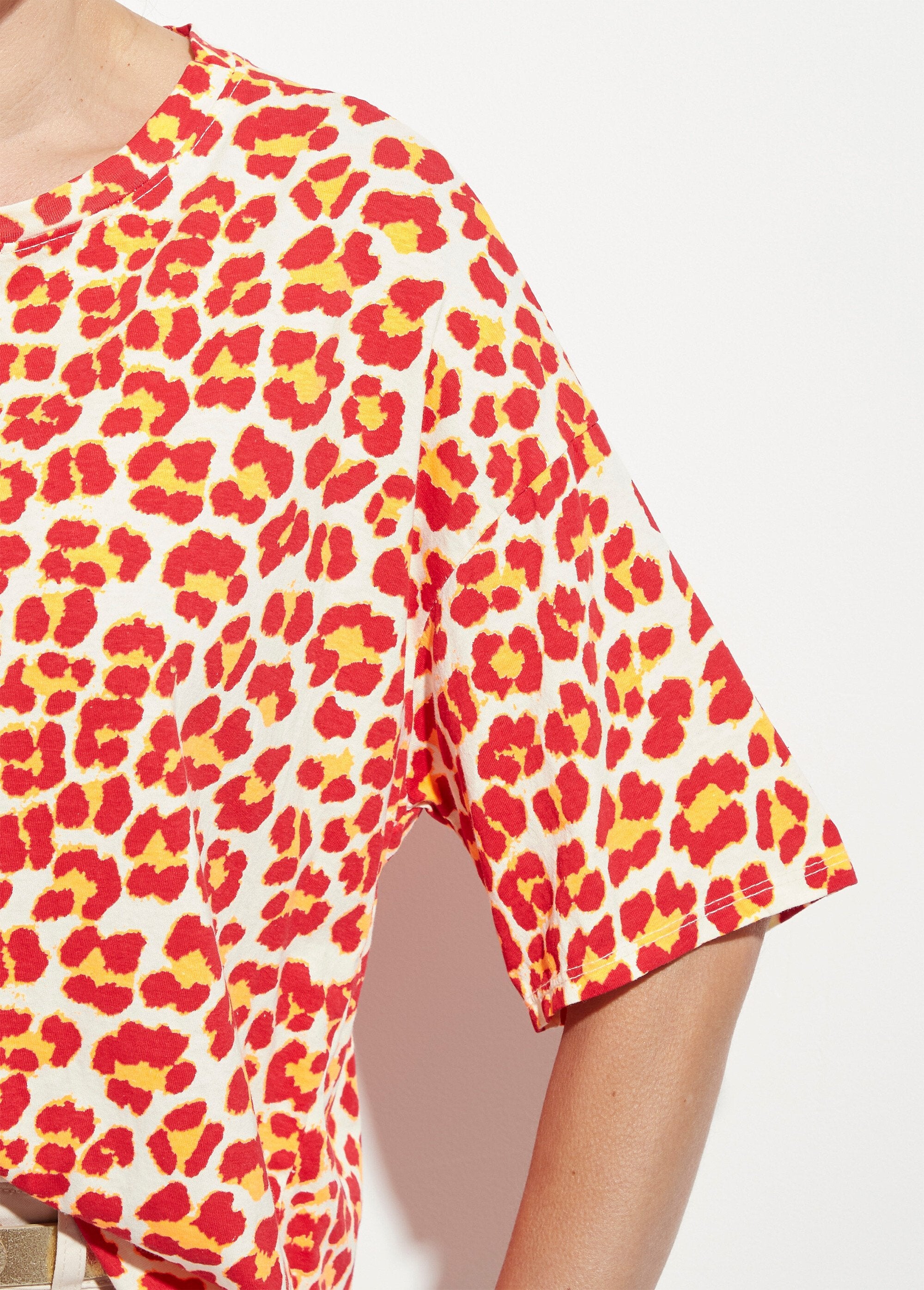 Camiseta_de_manga_corta_con_estampado_de_leopardo_neón_Rojo_y_naranja_DE1_slim