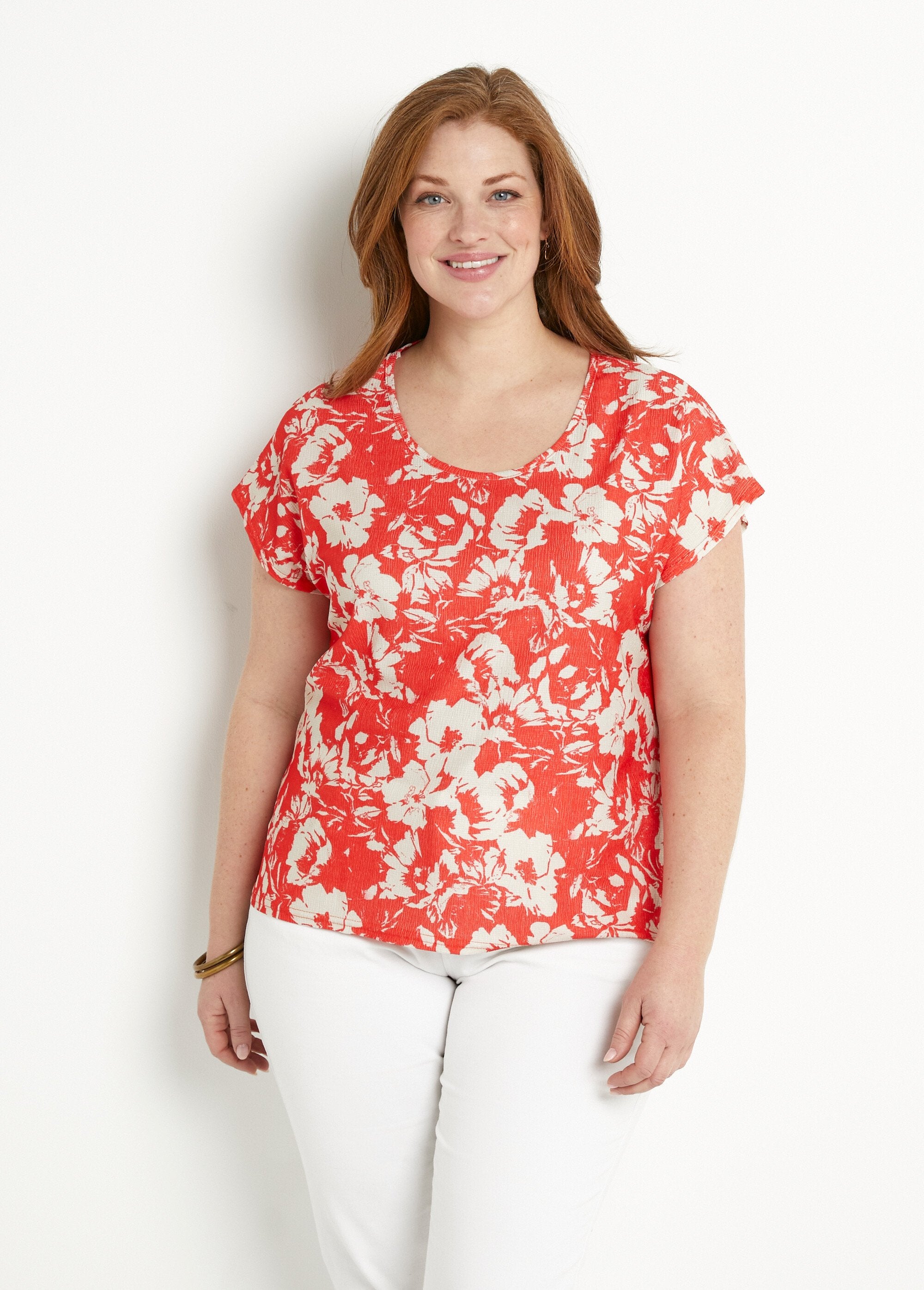 Camiseta_de_manga_corta_lisa_o_con_estampado_de_flores_rojo_y_beige_FA1_curvy