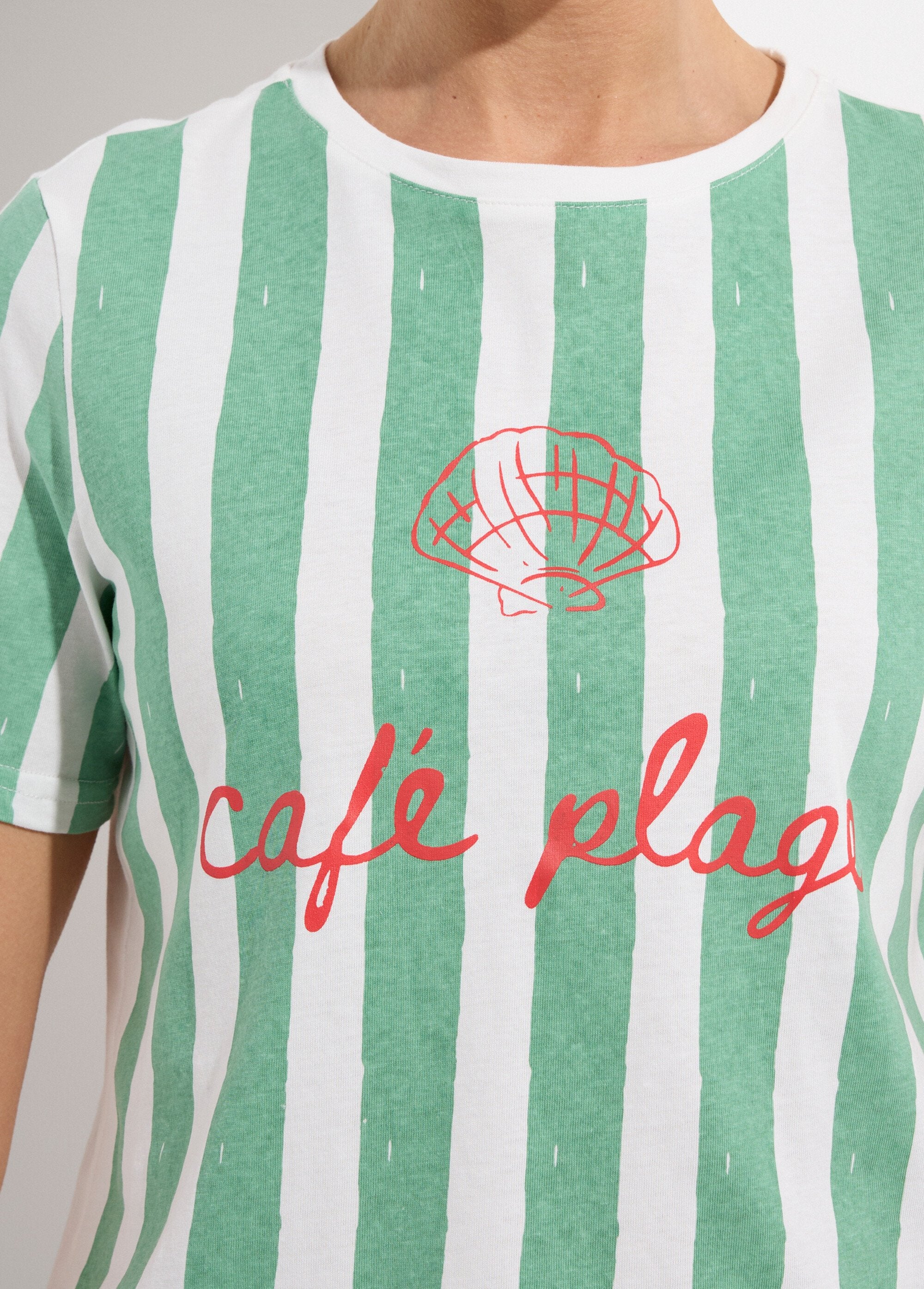 Camiseta_de_rayas_con_cuello_redondo_y_mensaje_"Café_plage"_verde_y_blanco_DE1_slim