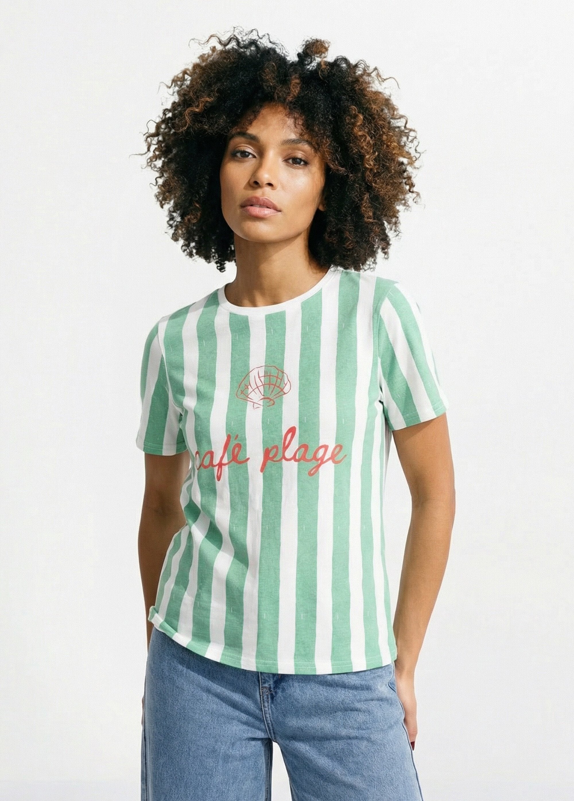 Camiseta_de_rayas_con_cuello_redondo_y_mensaje_"Café_plage"_verde_y_blanco_FA1_slim