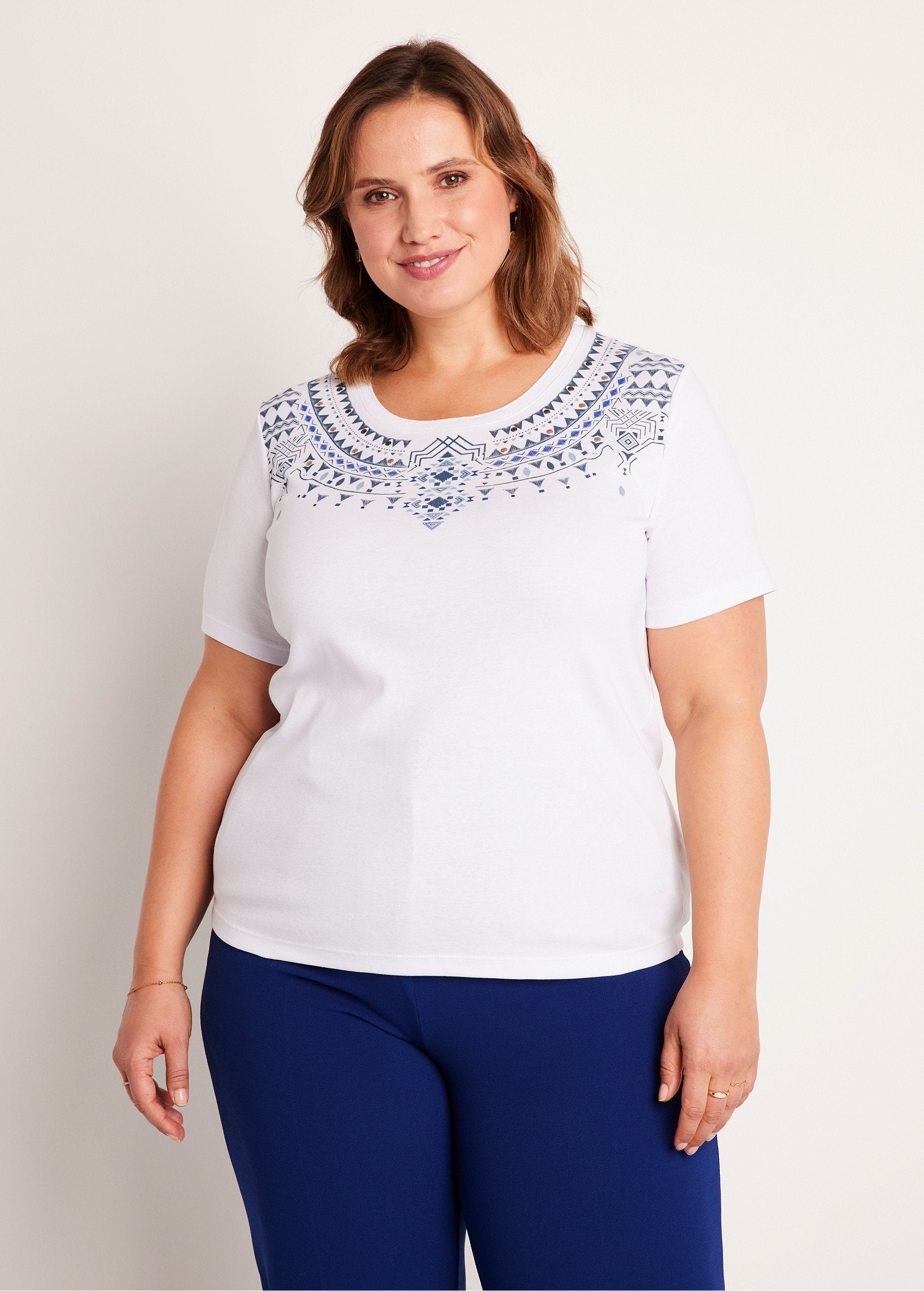 Camiseta_de_manga_corta_con_cuello_estampado_de_tachuelas_Blanco,_Blanca_FA1_curvy