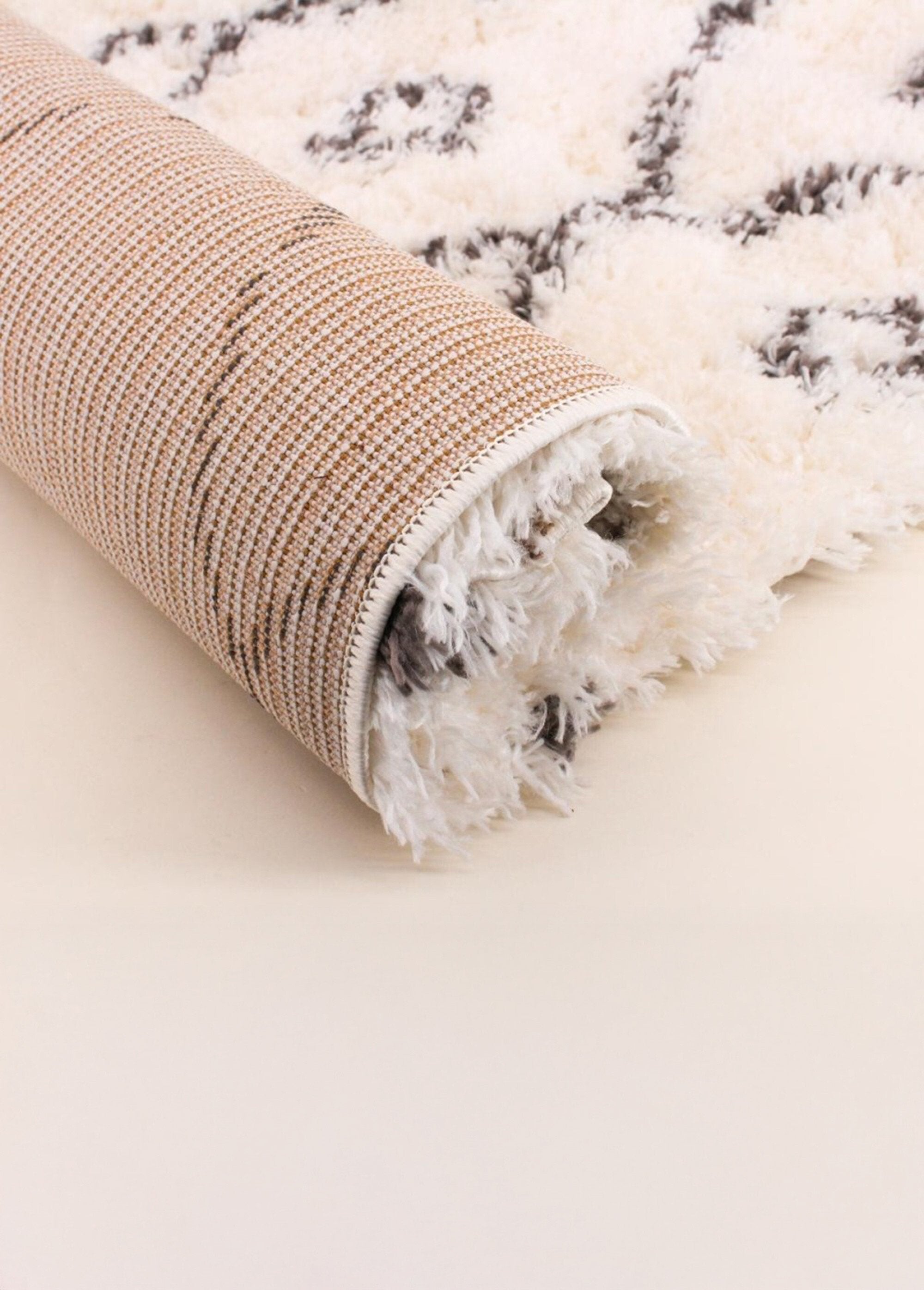 Alfombra_de_pelo_alto_con_diseño_de_rombos,_110_x_60_cm_En_blanco_y_negro_DE1_slim