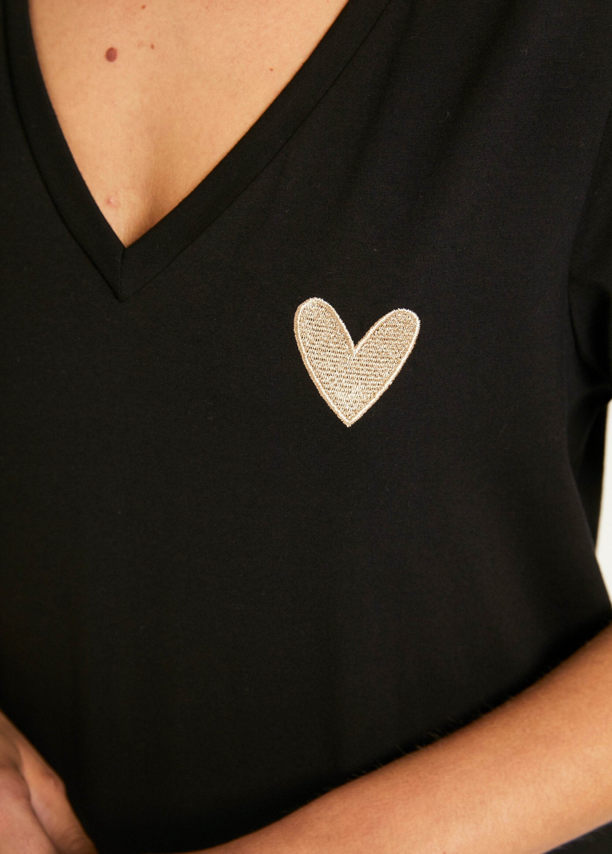 Camiseta_con_cuello_en_V_bordado_corazón_Noir_DE2_slim