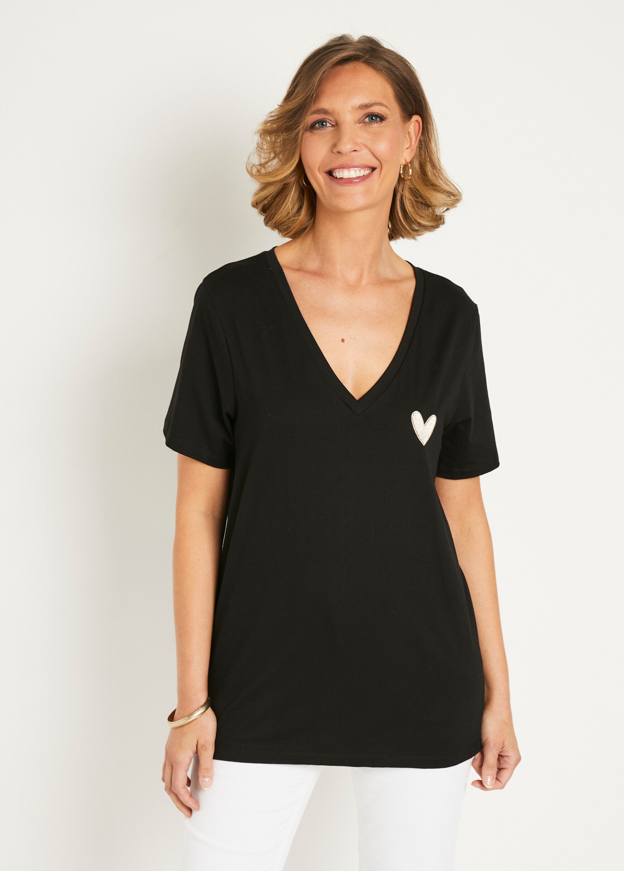 Camiseta_con_cuello_en_V_bordado_corazón_Noir_FA1_slim