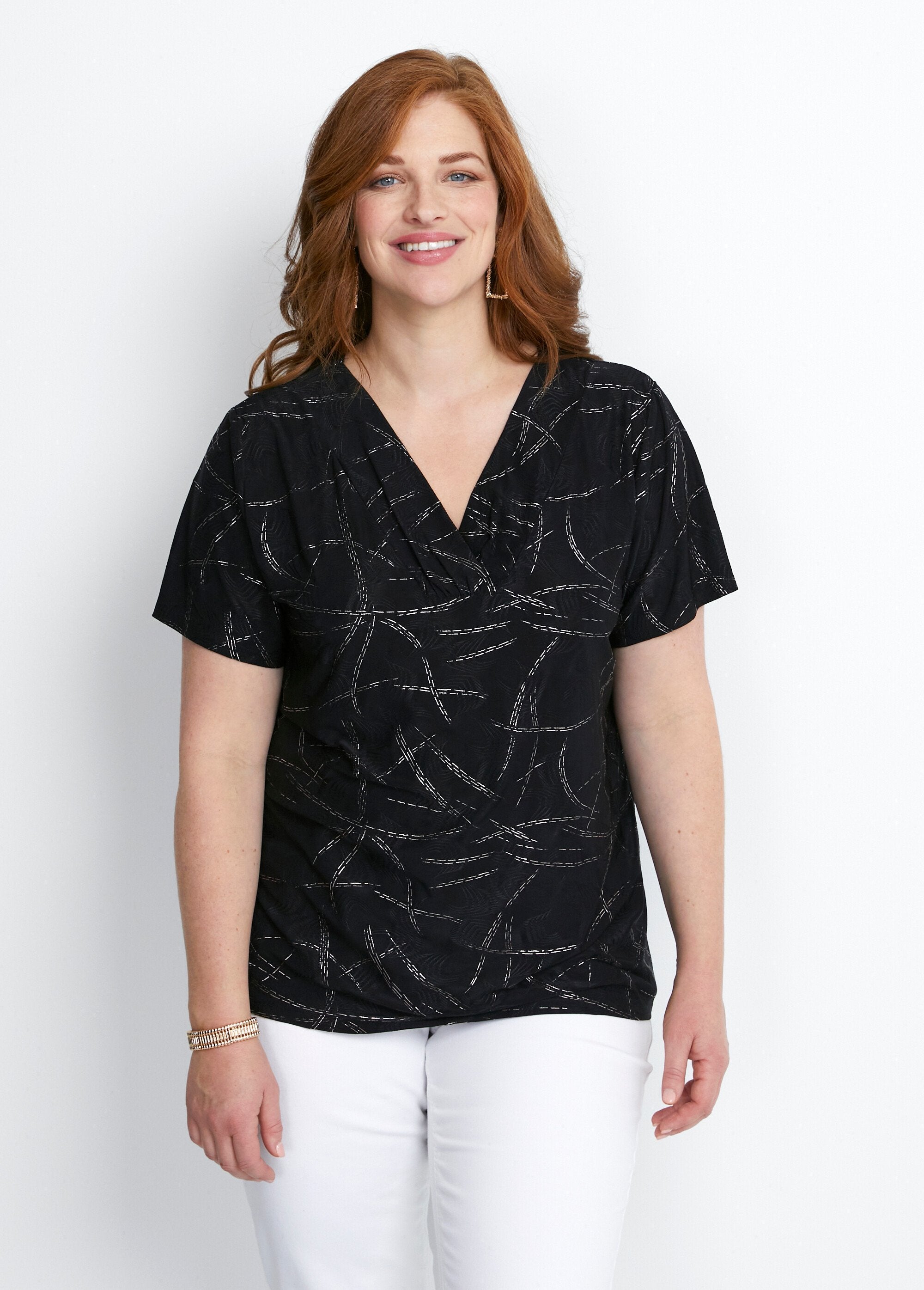 Camiseta_corta_brillante_con_cuello_cruzado_Negro_FA1_curvy