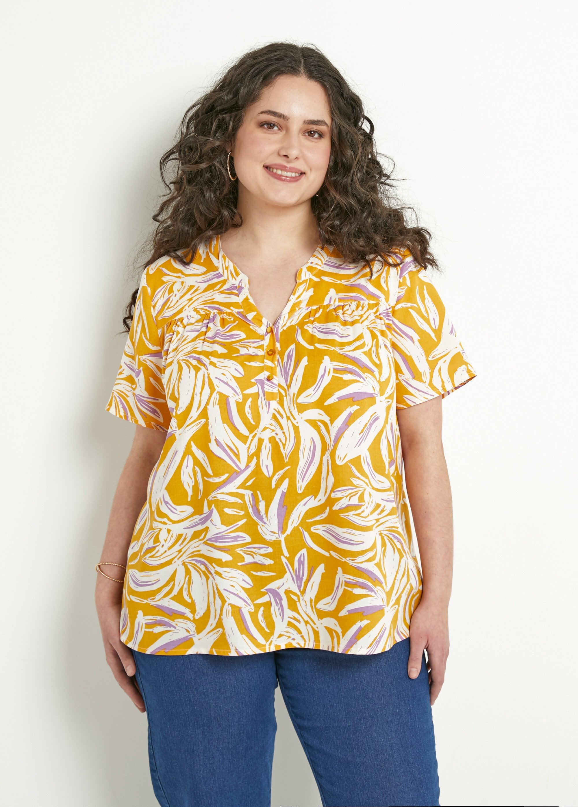 Túnica_holgada_con_cuello_en_V_y_botones_estampados_amarillo_y_blanco_FA1_curvy