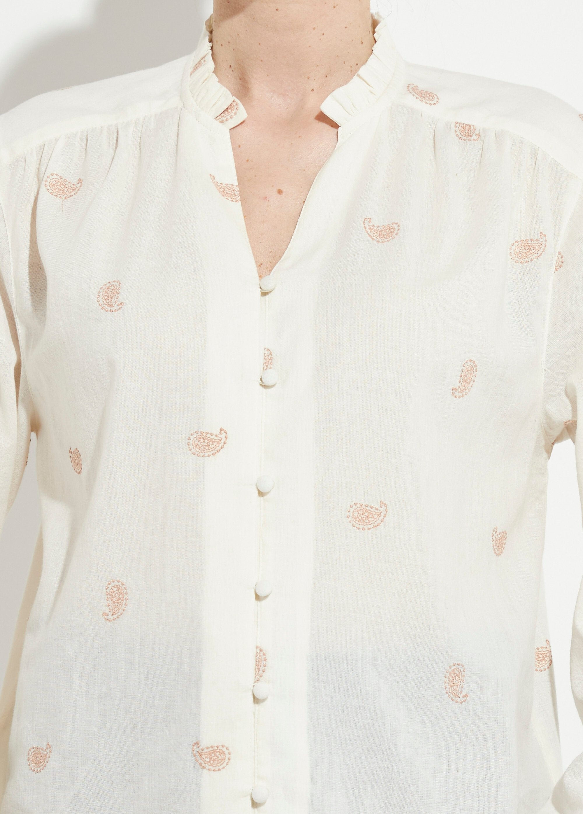 Túnica_de_gasa_de_algodón_bordada_con_cuello_con_volantes_Crudo_y_beige_DE1_slim