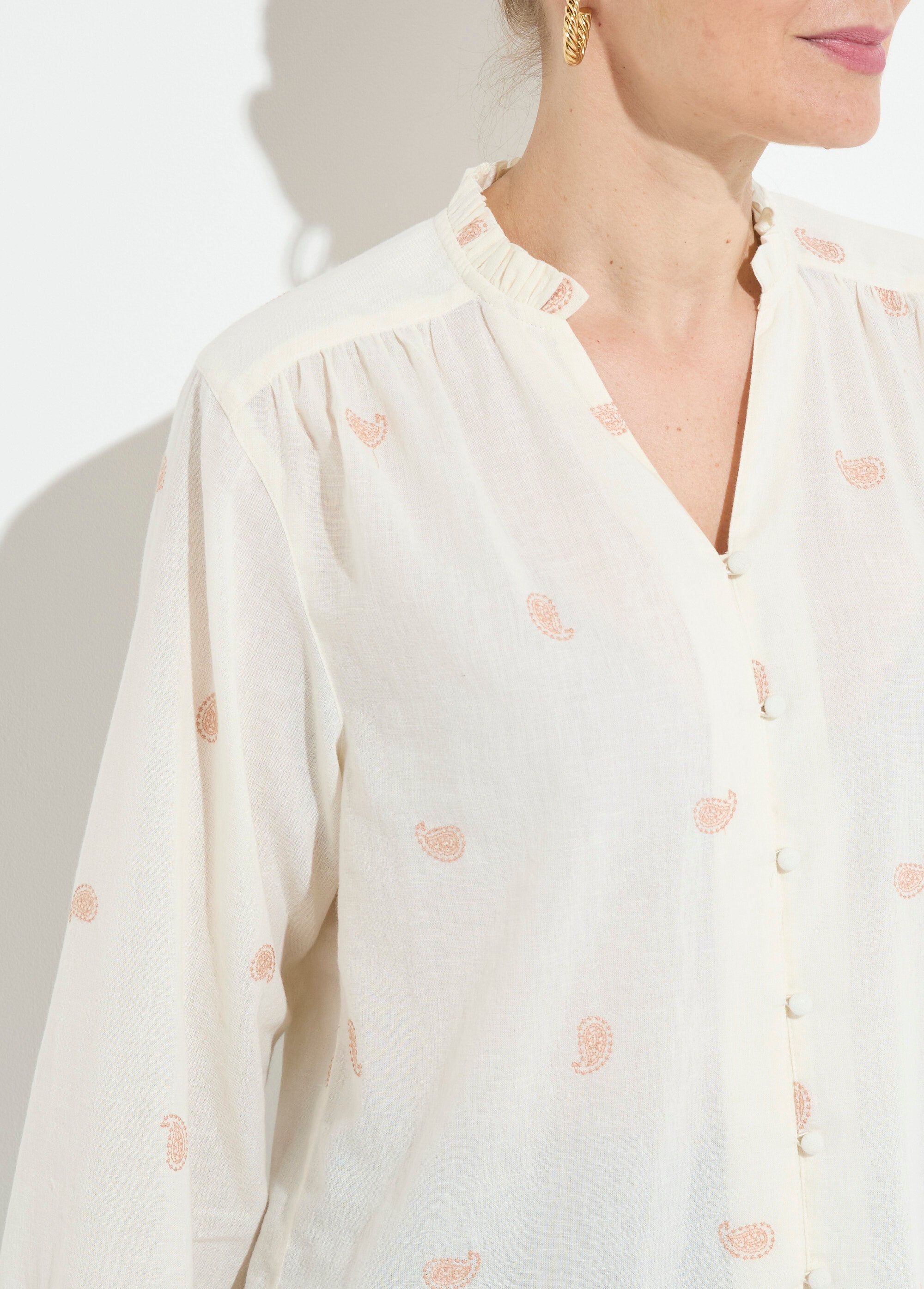 Túnica_de_gasa_de_algodón_bordada_con_cuello_con_volantes_Crudo_y_beige_DE2_slim