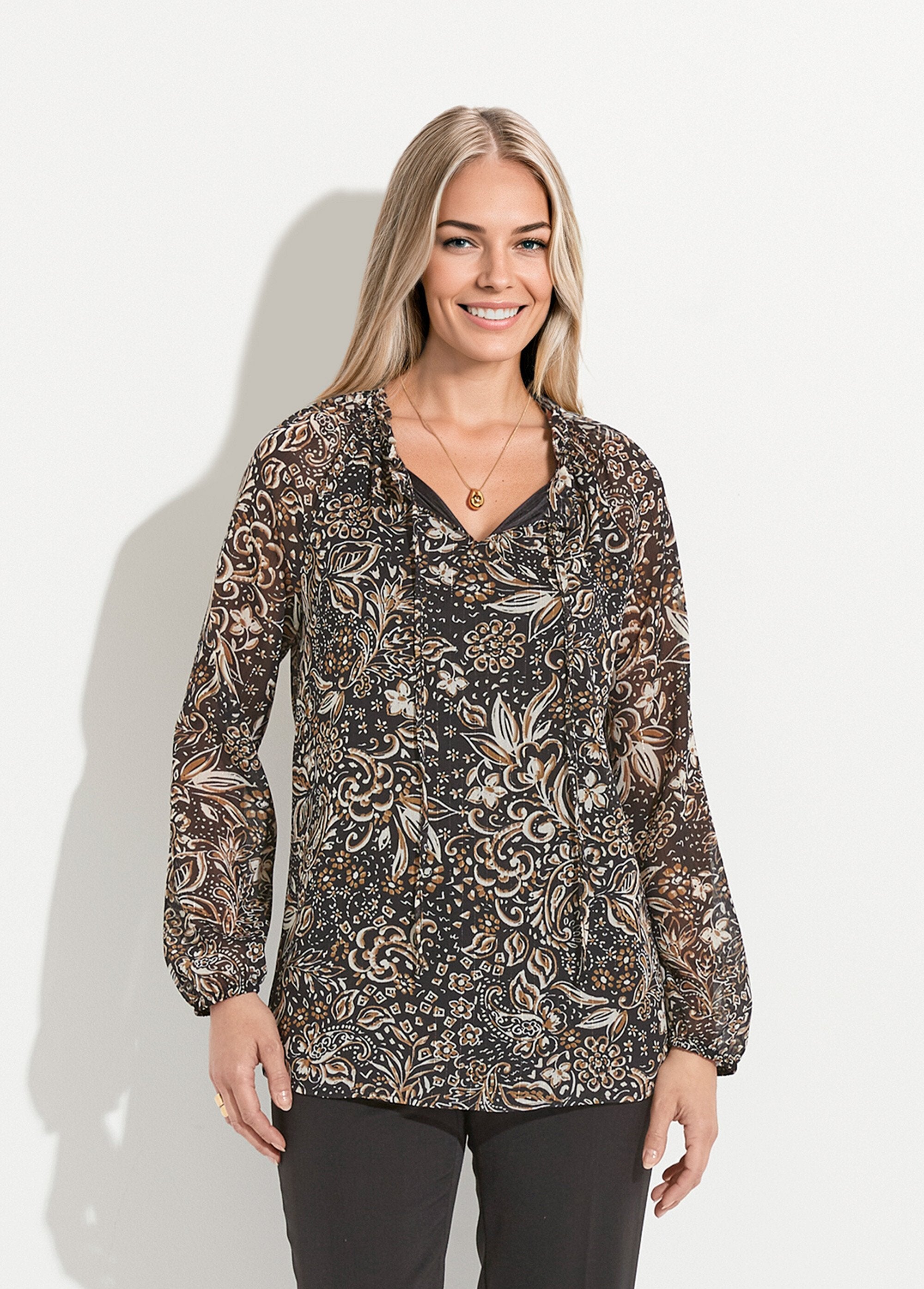 Túnica_larga_con_velo_floral_brillante_y_cuello_con_volantes._Diablillo_negro_FA1_slim