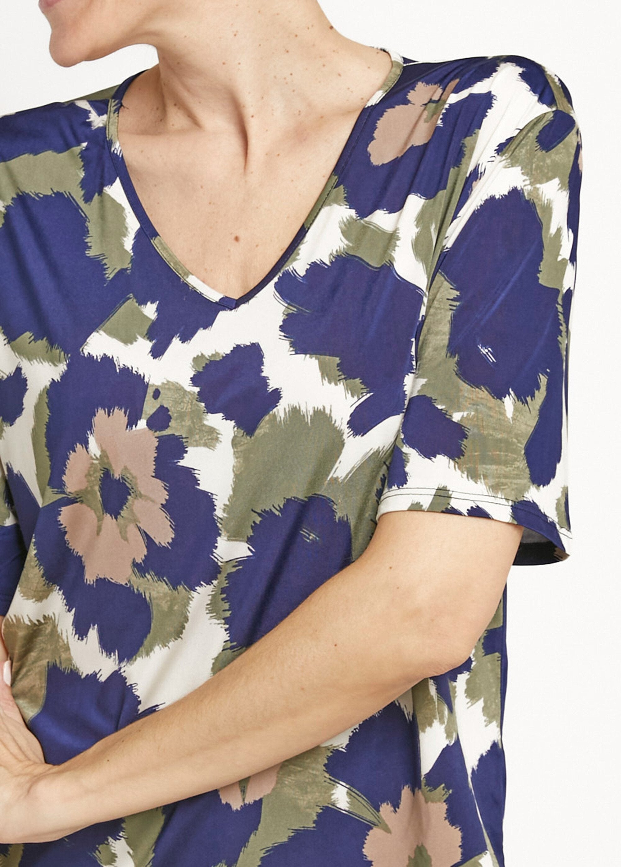 Túnica_elástica_con_escote_en_pico,_estampado_floral_estilizado._Azul_marino_y_caqui_DE1_slim