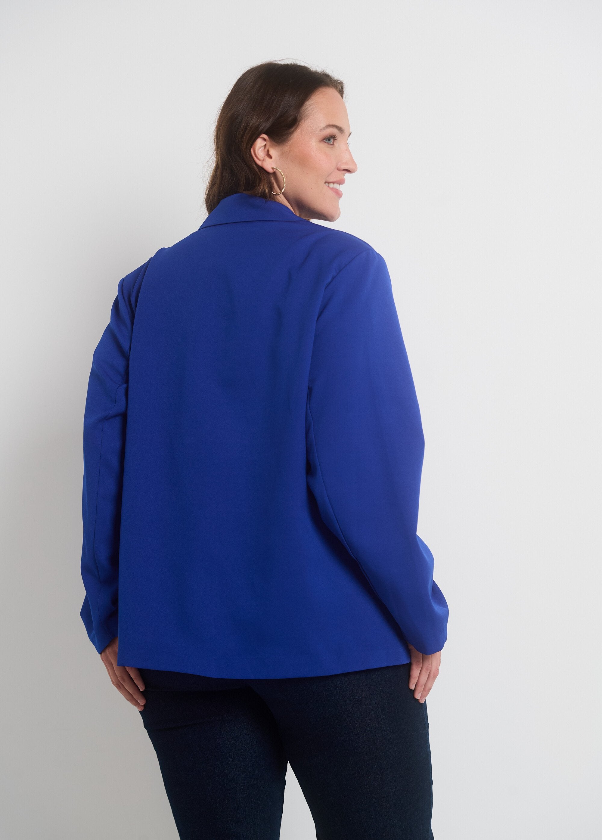 Chaqueta_blazer_fluida_con_cuello_sastre_azul_duro_DO1_curvy