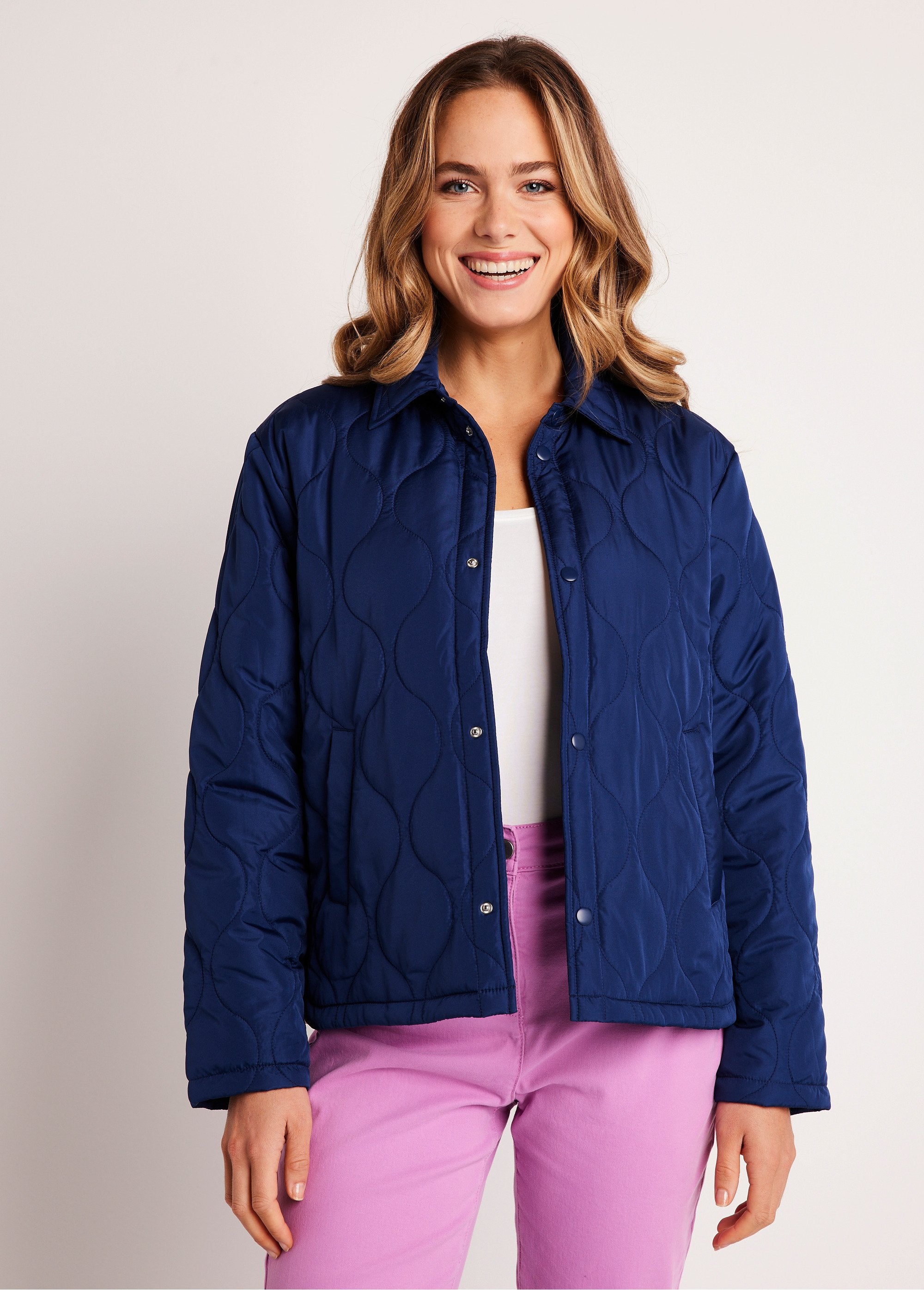 Chaqueta_corta_acolchada_con_botones_automáticos_Marina_FA1_slim