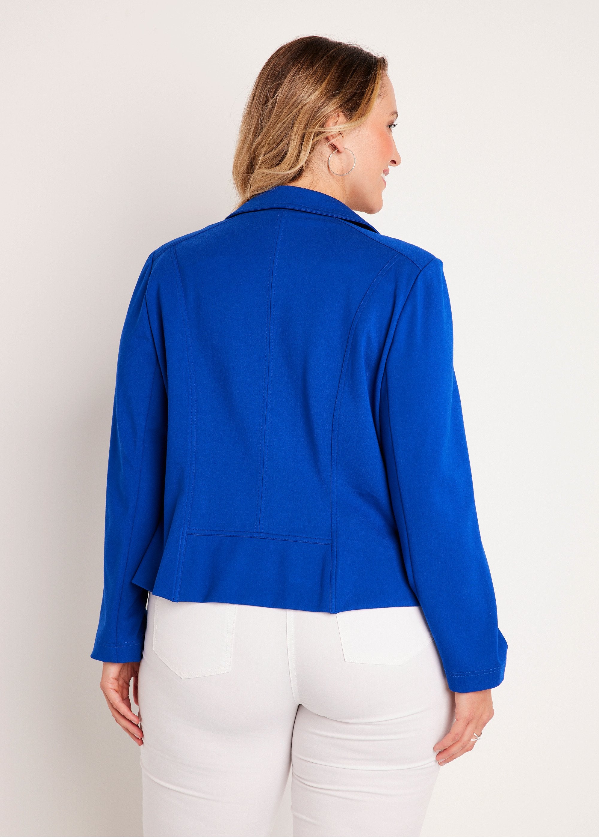 Chaqueta_corta_recta_de_punto_con_cremallera_azul_duro_DO1_curvy