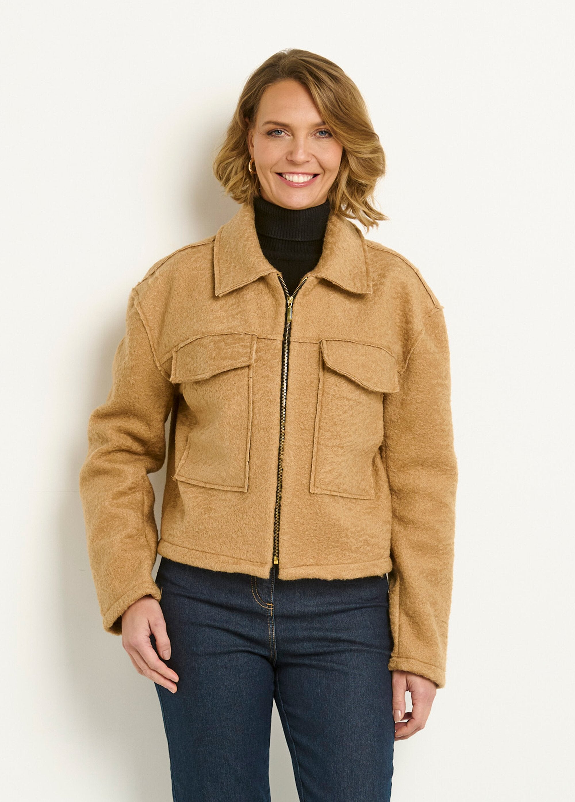 Veste_courte_zippée_en_bouclette_Camel_FA2_slim