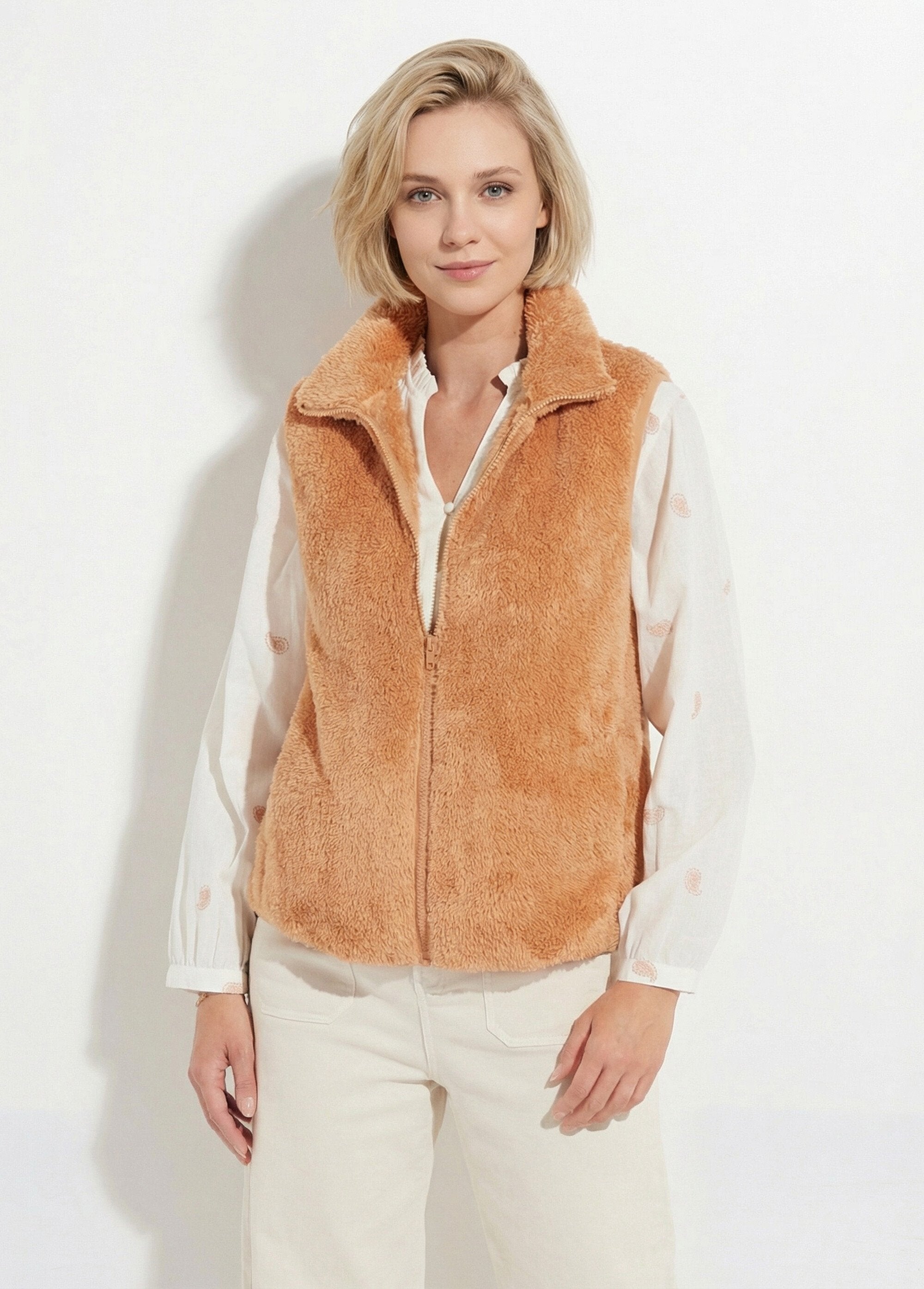 Chaqueta_de_piel_sintética_sin_mangas_con_cuello_alto_Gamuza_FA1_slim