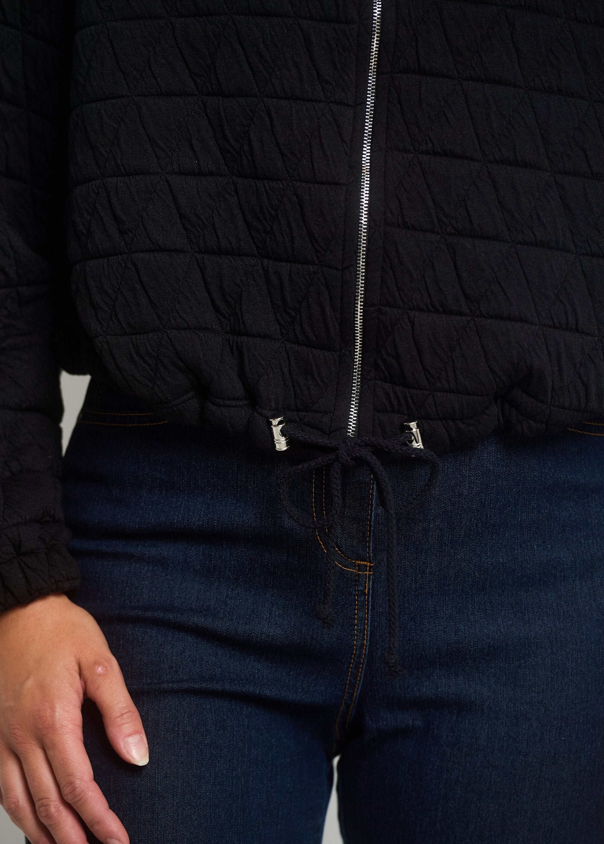 Chaqueta_acolchada_con_cremallera_y_cuello_alto_Negro_DE2_slim