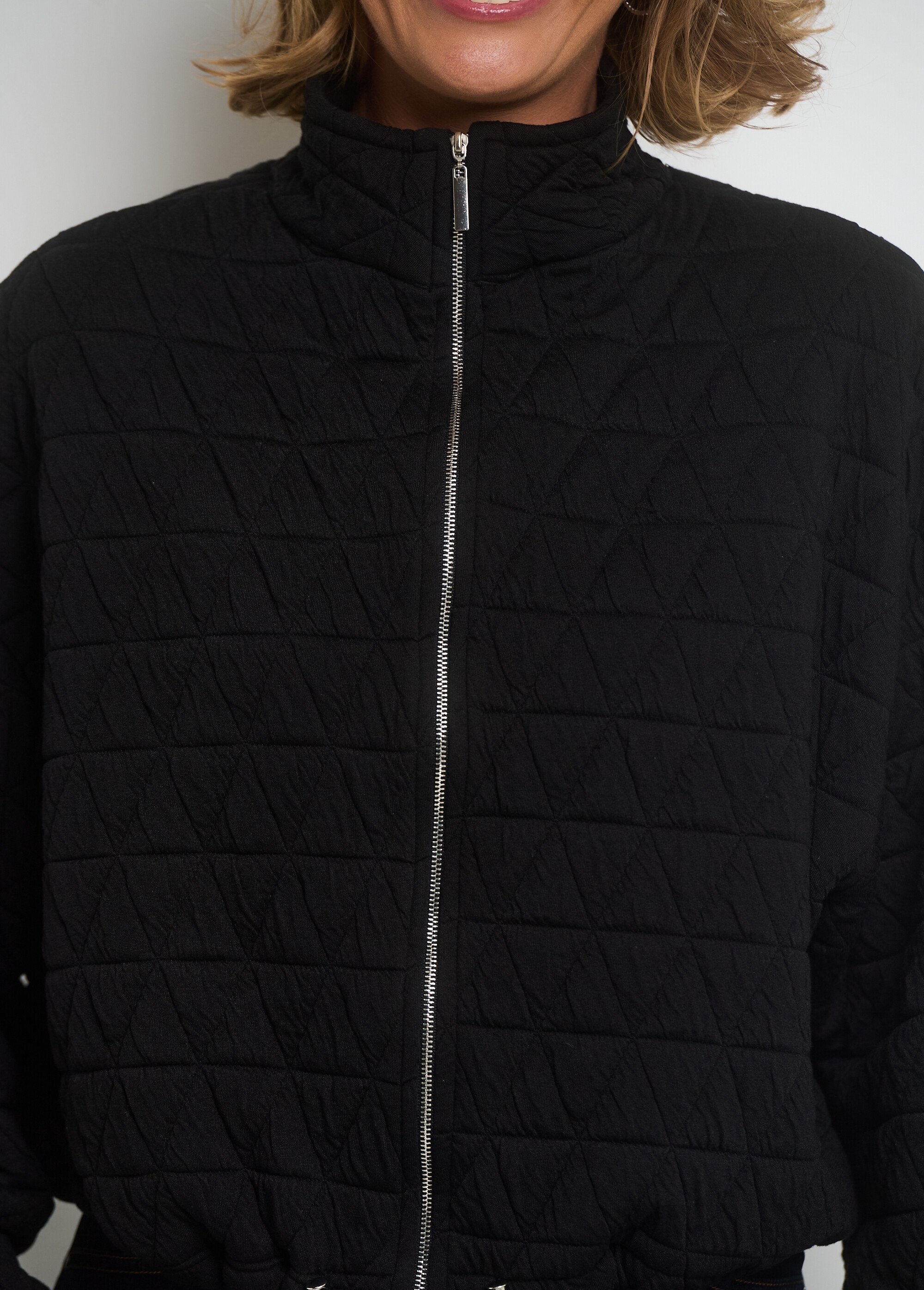 Chaqueta_acolchada_con_cremallera_y_cuello_alto_Negro_DE3_slim